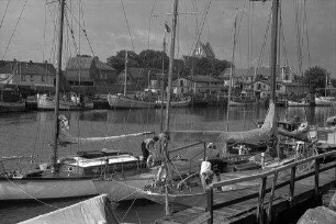 Heiligenhafen: Hafen, Vordergrund Segelschiffe