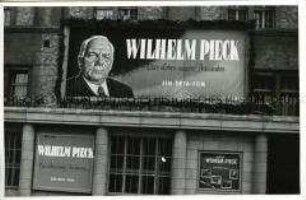 Werbung für den Defa-Film "Wilhelm Pieck" am Kino im Kulturhaus Oberschöneweide