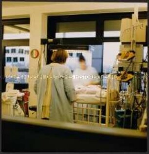 Mutter am Krankenbett ihres Babys (Prämiertes Foto)