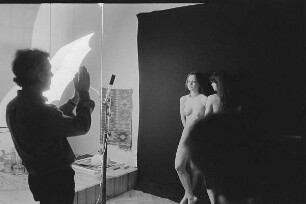Markkleeberg, Schillerplatz 3. Günter Rössler fotografiert in seinem Atelier zwei vor einer schwarzen Wand stehende junge Frauen