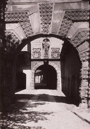 Oels, Schloss : Oels (Olesnica/Polen). Schlosseingang. Durchfahrt mit Standbild Herzog Johanns von Münsterberg-Öls