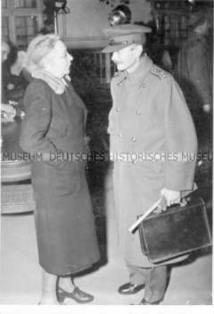 Louise Schroeder und Colonel Whitefoord vor Beginn der Stadtverordneten-Versammlung