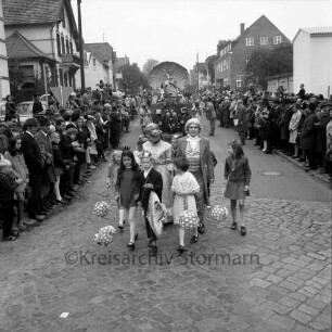 Karpfenfest: Umzug: Mottogruppe "Matthias Claudius mit Familie", begleitet von Kindern mit Lampions: beiderseits am Straßenrand Zuschauer: im Hintergrund Mottowagen, 12. Oktober 1969