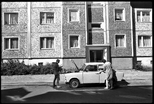 Ein Ehepaar putzt seinen PKW Trabant