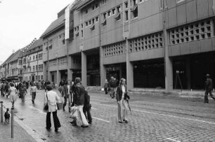 Freiburg: Neubau Kaufhaus Schneider neben Regierungspräsidium von der Straße aus