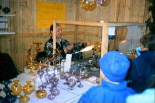 Thüringer Kristallhof: Glasbläser vor der Flamme bei der Arbeit, Zuschauer, Glaserzeugnisse