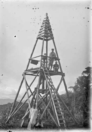 "Trigonometrisches Signal (Rudolf Gansser auf Plattform)"