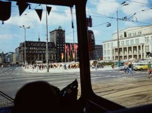 Blick in eine Leipziger Straße aus einer Straßenbahn heraus