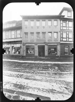 Nordhausen, Barfüßerstraße. Wohnhaus mit Laden. Straßenfront