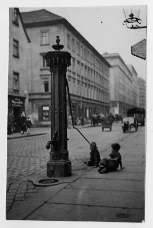 Aufnahme der Serie "Kinder der Straße" angefertigt im Auftrag der Kinderfreunde Leipzig, einer Jugendorganisation der SPD, 1932 bewarb sich Albert Hennig unter anderm mit Aufnahmen der Serie "Kinder der Straße" am Bauhaus Dessau