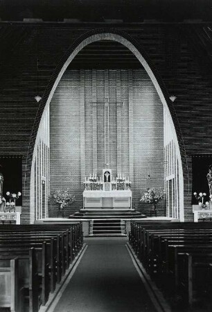 Güstrow, Grüne Straße 25. Katholische Kirche Sankt Mariae Himmelfahrt (1928-1929; P. Korff). Blick zum Altar