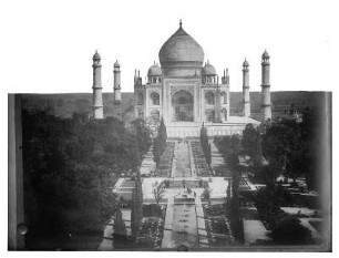 Agra, Indien: Das Taj Mahal, Blick über Parkanlage mit langgestrecktem Wasserbecken zum Mausoleum