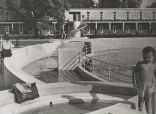 Budapest. Ungarn. Palatinus-Strandbad auf der Margareteninsel in der Donau. Planschbecken für Kinder. Daneben das große Schwimmbassin