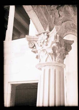 Altes Schloss, Schlosshof, Kapitell der Arkaden, Aufnahme 1947