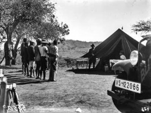 Expeditionsteilnehmer : Expeditionsteilnehmer, Hans Schomburgk und ein Soldat vor einem Zelt