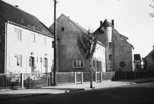 Coswig, Moritzburger Straße 32, 34 und 36. Wohnhäuser (Reihenhäuser) der Siedlung "Heim und Garten" (1936). Straßenansicht mit Einfriedung