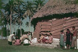 Einheimische vor einem Fale auf den Samoa-Inseln : Reisefotos Polynesien. Einheimische vor einer Hütte (Fale) auf den Samoa-Inseln