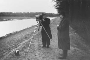 Fotografen : Zwei Männer beim Fotografieren der Eisschollen auf der Weißen Elster, östlicher Damm Elsterflutbett. Blick nach Nord. Einer der Männer könnte der Fotograf Rudolf Reinhard (1876-1946)