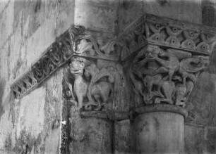 Kapitell mit Dämonen als Fabeltiere