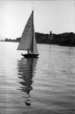 Hagnau: Segelschiff bei Hagnau, Hintergrund Ufer