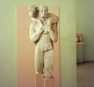 Athen. Akropolis-Museum. Der Moschóforos, sog. Kalbträger, Hymettos-Marmor. Um 570 v. Chr., 165 cm