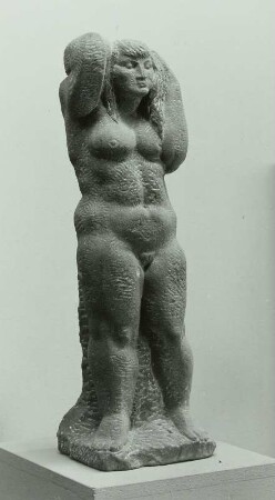 Frauenakt, stehend mit erhobenem Arm