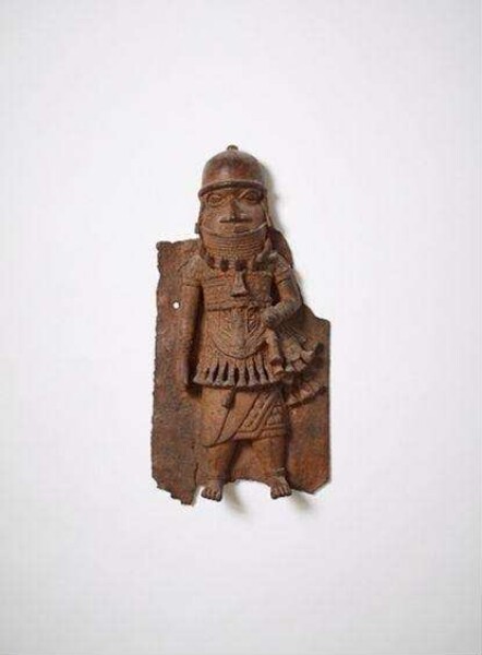 Plaque de bronze : chef d'armée avec cuirasse, casque, cloche, cou-