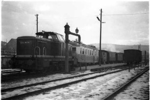 Abtransport des Triebwagens ET 3 der Trossinger Eisenbahn von Gammertingen, Zug 316, Diesellok V81, der Wasserkran stand von 1912 - 1979