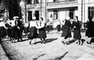 Bukarest: Schulmädchen tanzen im Hof