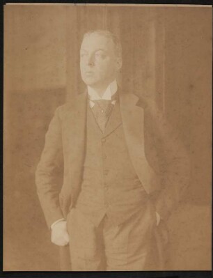 Kniestück von Eberhard von Bodenhausen, Hände in den Hosentaschen, Blick nach links