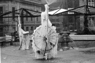 Basel: [Tinguely-]Brunnen vor dem Stadttheater, vereist