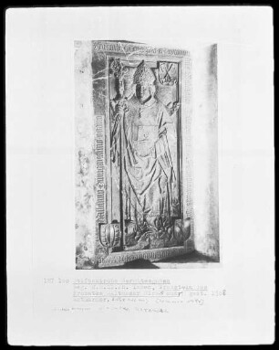 Grabplatte des Probstes Balthasar Hirssauer