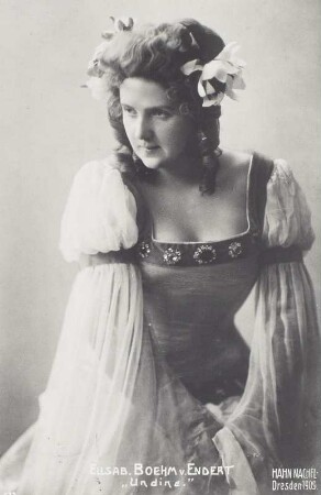 Elisabeth Boehm van Endert als Undine : Elisabeth Boehm van Endert als Undine in der gleichnamigen Oper von Albert Lortzing. Königliche Hofoper Dresden, 1909. Fotografie (Weltpostkarte) von E. Müller (Hahn Nachf.)