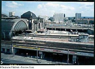Empfangsgebäude : Hauptbahnhof (1893-1898; E. Giese, P. Weidner), Empfangsgebäude. Blick vom Büro- und Geschäftsgebäude, Friedrich-List-Platz 2, über Bahnhofsvorplatz und Gleisanlagen zur Prager Straße und St. Petersburger Straße
