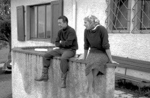 Pflingsteck: Kaiser und Frau, auf Ballustrade sitzend