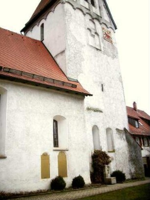 Kirche von Süden mit Romanischem Chorturm (Glockenstube Gotisch erneuert) sowie Langhaus (im Kern Romanisch-Barock erhöht zum Emporeneinbau)