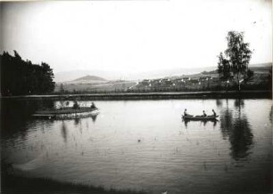 Seifhennersdorf. Volksbad. Blick über den Gondelteich nach Süden gegen die neue Siedlung und den Burgsberg