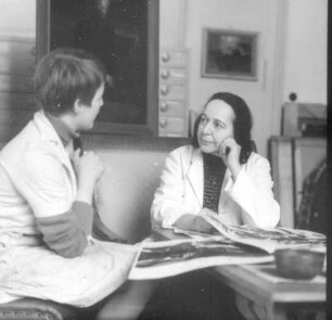 Professor Lea Grundig (1906-1977) mit einer Schülerin in ihrem Atelier