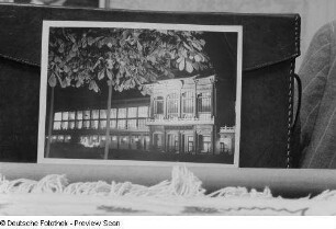 Reproduktion einer Fotografie Roger & Renate Rössings vom Chinesischen Pavillon auf der Herbstmesse 1954 bei Dunkelheit