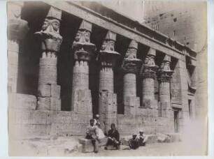 Tempel der Isis, Philae: Ansicht, Mammisi im Ersten Hof