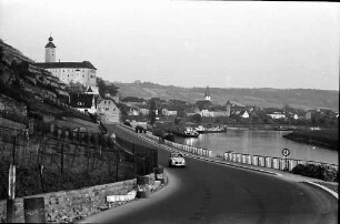 Gundelsheim: Neckarstraße mit Burg Horneck