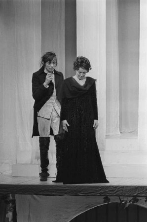 Szenenbilder aus "Die Räuber", Drama von Friedrich Schiller mit Musik von Tilo Müller-Medek (R: Manfred Karge und Matthias Langhoff; Dekor: Pieter Hein). Volksbühne Berlin, Premiere 10.02.1971 (legendäre DDR-Inszenierung) : Mit Hans Teuscher, Arno Wyzniewski, Günther Junghans, Heide Kipp, Gabriele Gysi, Klaus Mertens, Werner Tietze, Bodo Krämer, Dieter Montag, Carl-Hermann Risse, Michael Narloch, Berko Acker, Helmut Straßburger