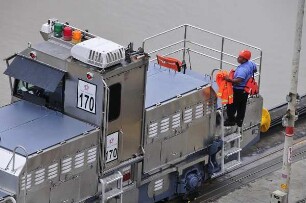 Lokomotive in der Miraflores-Kanalschleuse : Am 80 km langen Panama-Kanal vom Atlantik zum Pazifik können Besucher in der Miraflores-Schleuse die Durchfahrt großer Containerschiffe beobachten. Lokomotiven ziehen die Schiffe durch die Schleusenkammern. Aufgenommen am 15. September 2011
