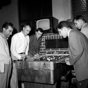 Bad Arolsen (Landkreis Waldeck-Frankenberg). Goethe-Institut. Aufenthaltsraum. Ausländische Studenten spielen Tischfußball