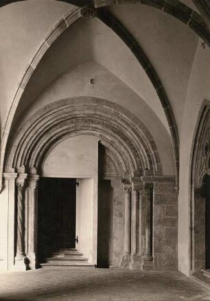 Ossegg (Osek). Zisterzienserstift. Konventgebäude. Nordostecke des Kreuzganges mit Eingang in die Klosterstiftskirche