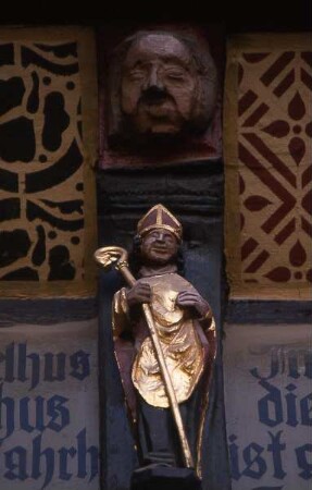 Wernigerode - Figur am Rathaus : Figur am Rathaus. Aufgenommen in Wernigerode, ca. 1996