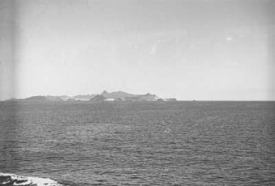 Vor der Küste von Aden : Blick vom Meer auf die Küste von Aden