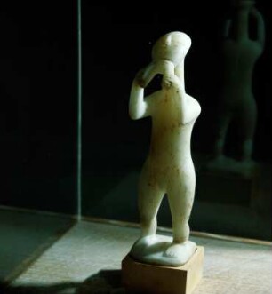 Athen. Archäologisches Nationalmuseum. Flötenspieler : Athen. Archäologisches Nationalmuseum. Aulos-Spieler, Kykladenidol. Parischer Marmor. 1884 auf Keros in einem Grab gefunden