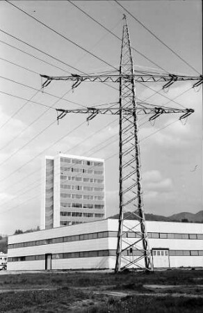 Freiburg i. Br.: Hochhaus Thoma mit Hochspannungsmast im Vordergrund