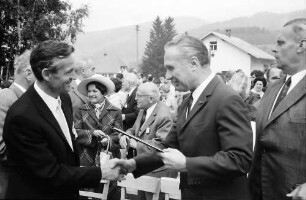Bernau: Preisüberreichung durch Regierungspräsident Person an Preisträger Helmut Müller-Wiehl